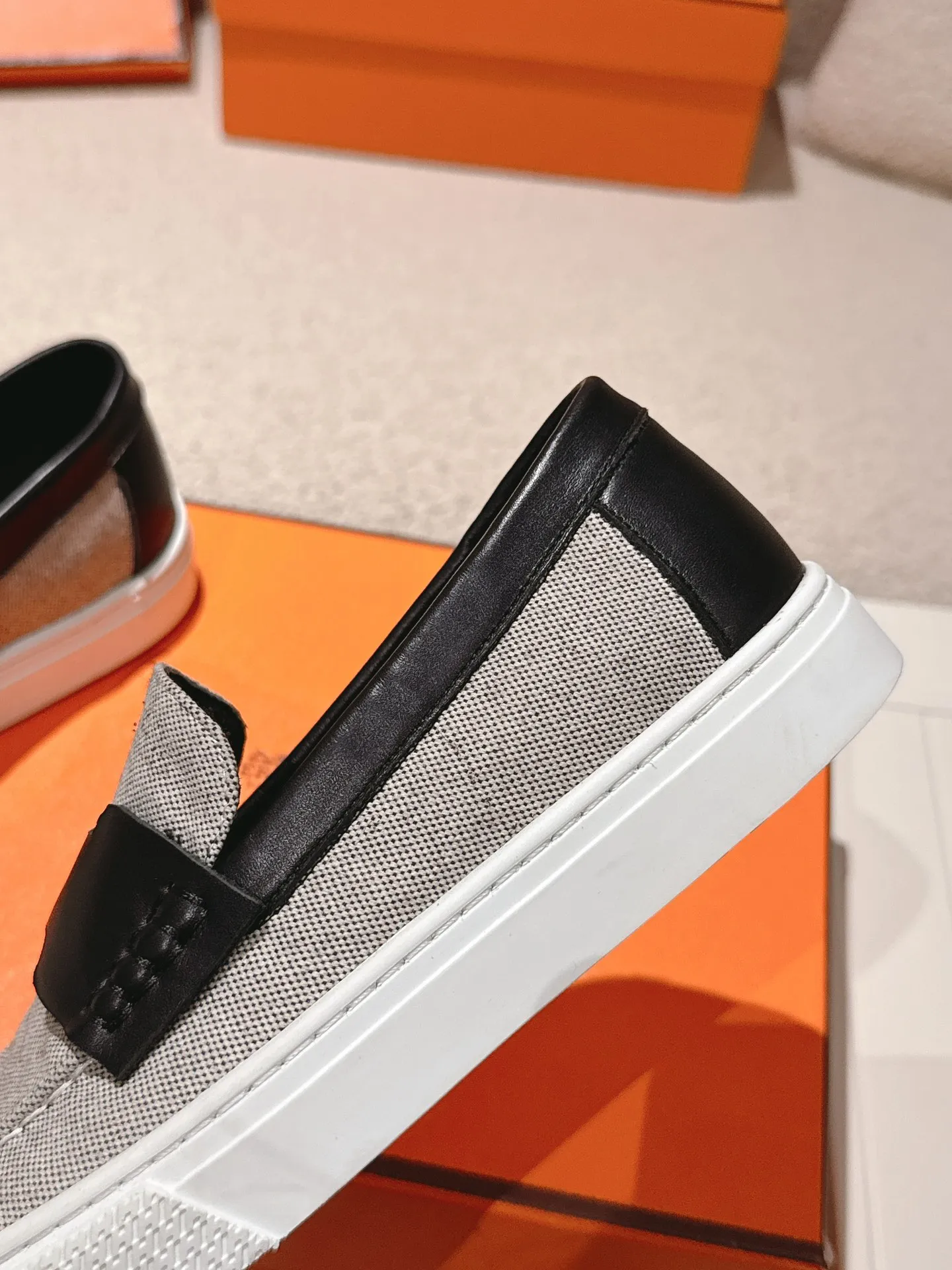 Men's men's shoes P620! Hermes# Thick Sole Couple Loafers These lace-up free sneakers in calfskin and washed denim feature signature "H" details. The design is simple and smooth, creating a fashionable urban look. It is comfortable and versatile. H family classics are not outdated, and the delivery counter is beautifully packaged🛍📦 Fabric: Original customized washed denim/first-layer cowhide Lining: Imported soft sheepskin Sole: Original open-molded anti-slip TPU material Size: 35-45